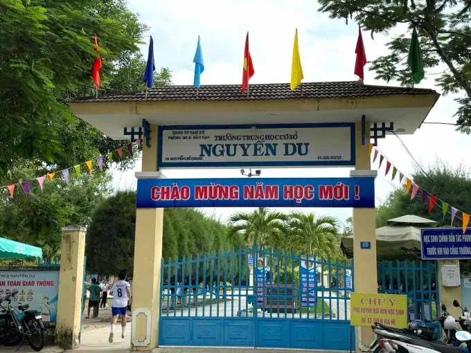 Phụ huynh xông vào lớp đánh học sinh